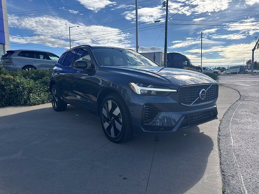 2025 Volvo XC60 T8 Plus
