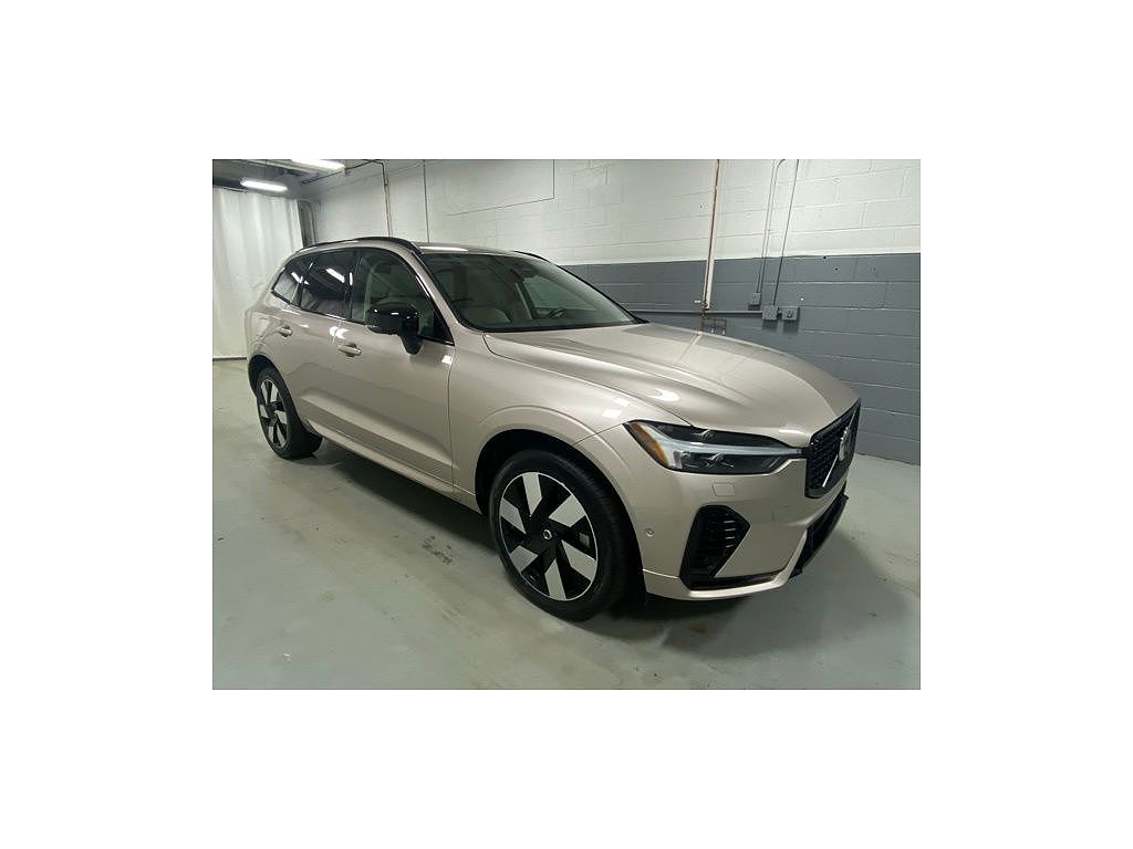 2025 Volvo XC60 T8 Plus