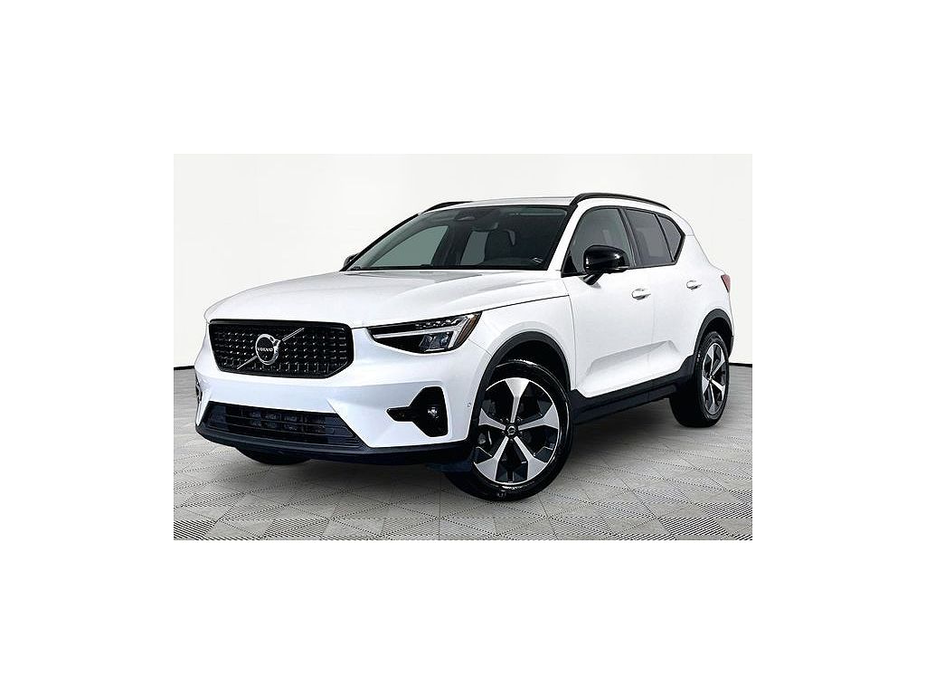 2023 Volvo XC40 B4 Ultimate Dark