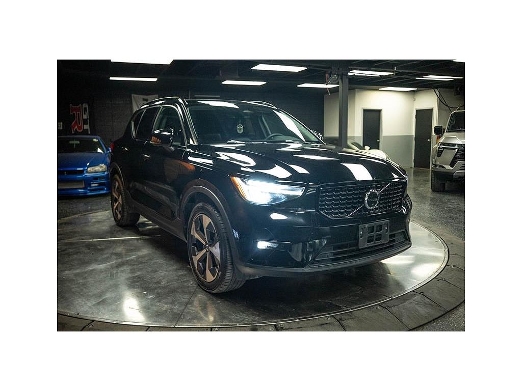 2023 Volvo XC40 B4 Ultimate Dark