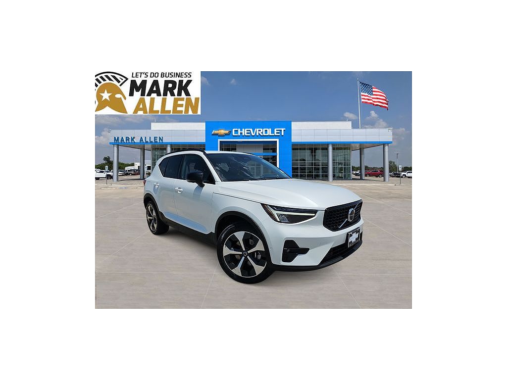 2023 Volvo XC40 B4 Ultimate Dark
