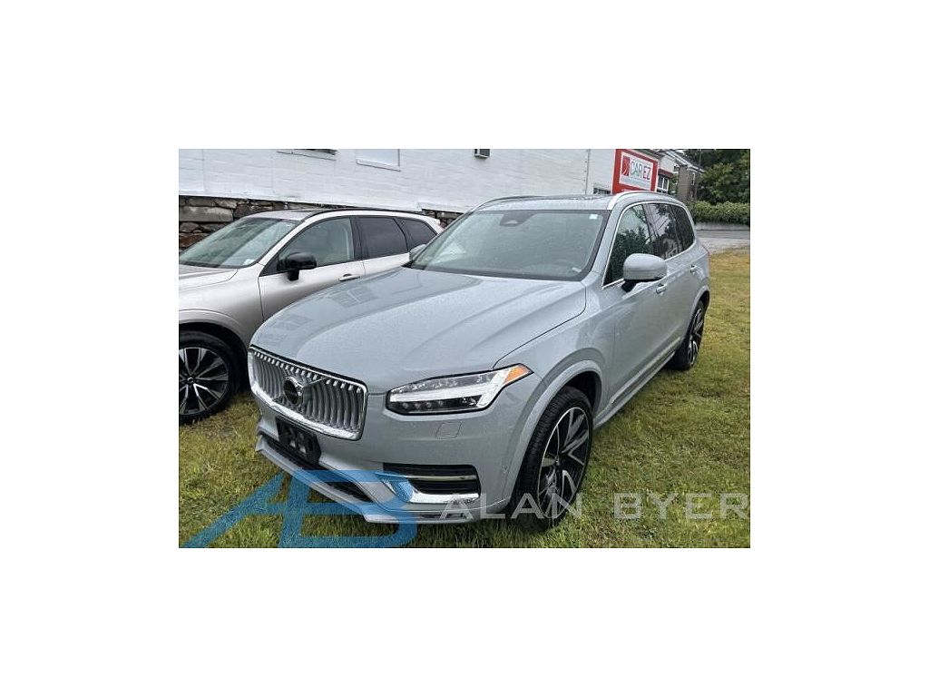 2024 Volvo XC90 B5 Plus