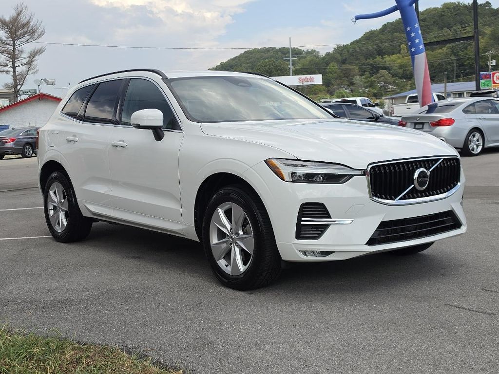 2022 Volvo XC60 B5 Momentum