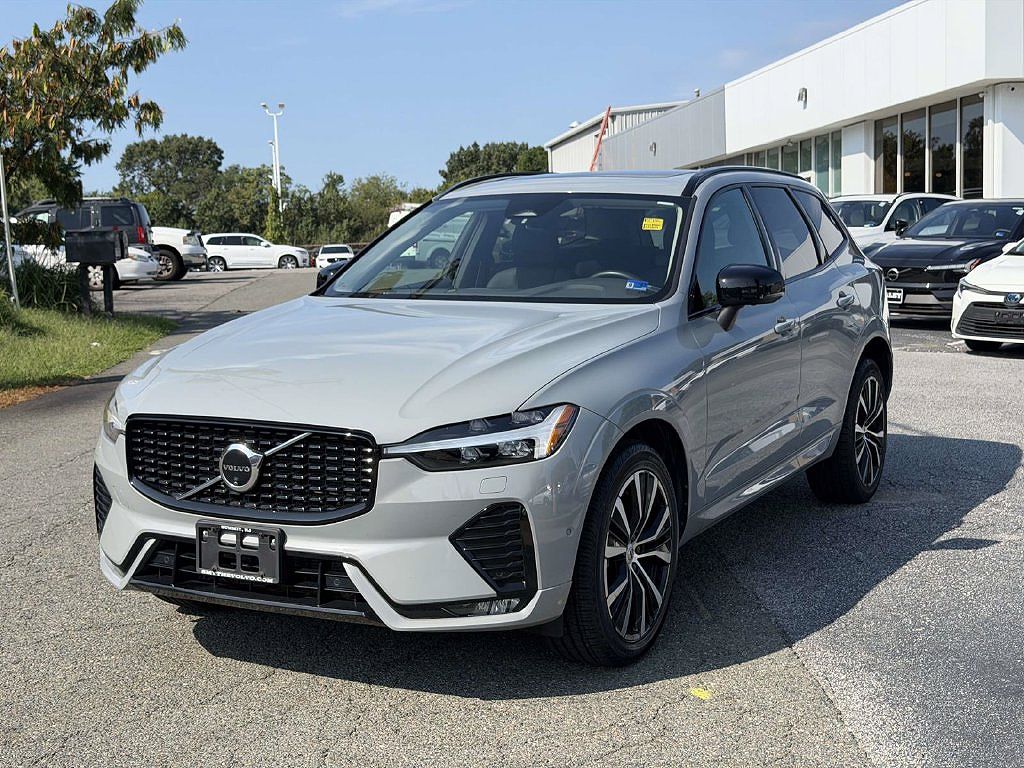 2024 Volvo XC60 B5 Plus Dark Theme