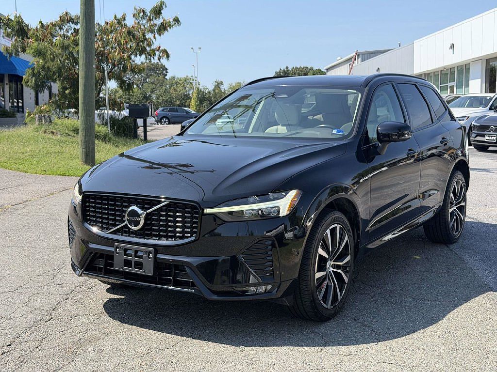 2024 Volvo XC60 B5 Plus Dark Theme