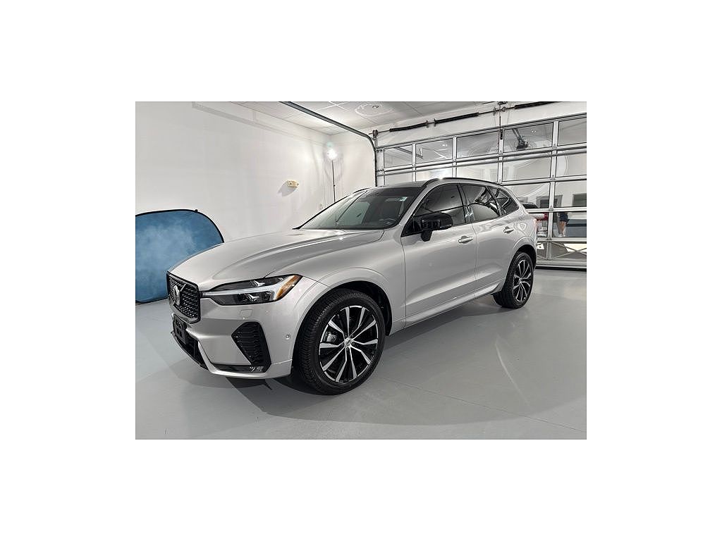 2024 Volvo XC60 B5 Plus Dark Theme