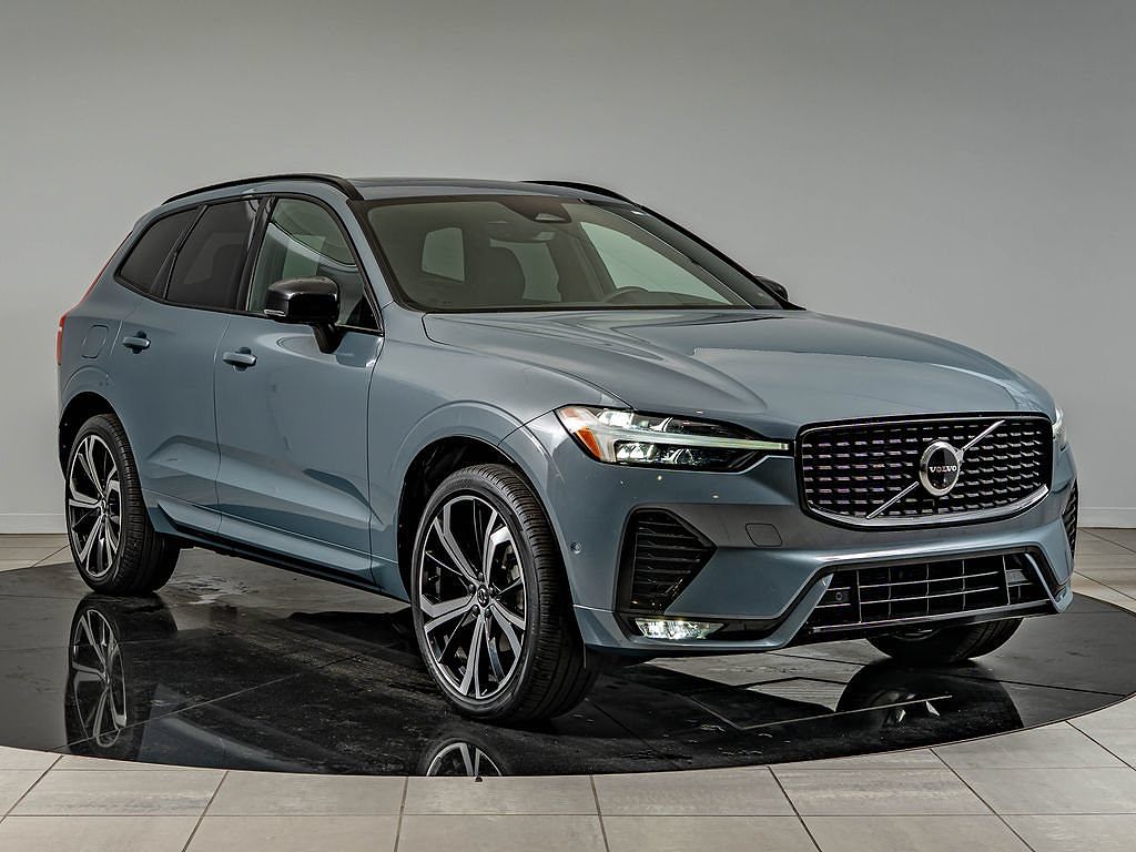 2022 Volvo XC60 B5 R-Design