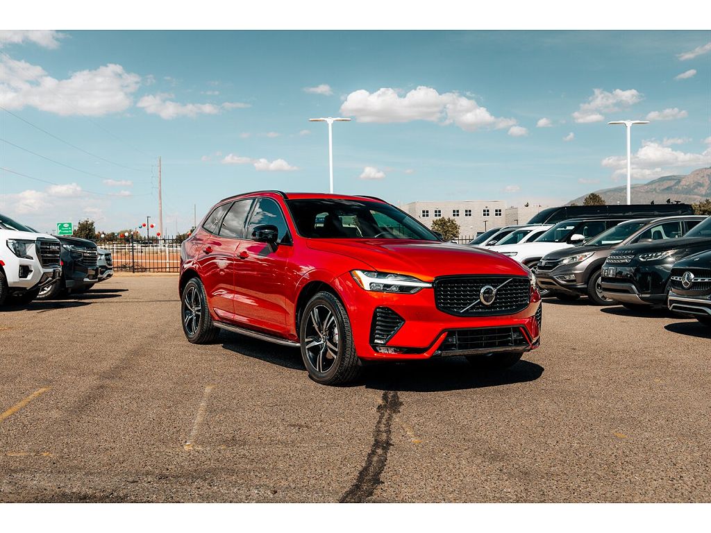 2022 Volvo XC60 B5 R-Design