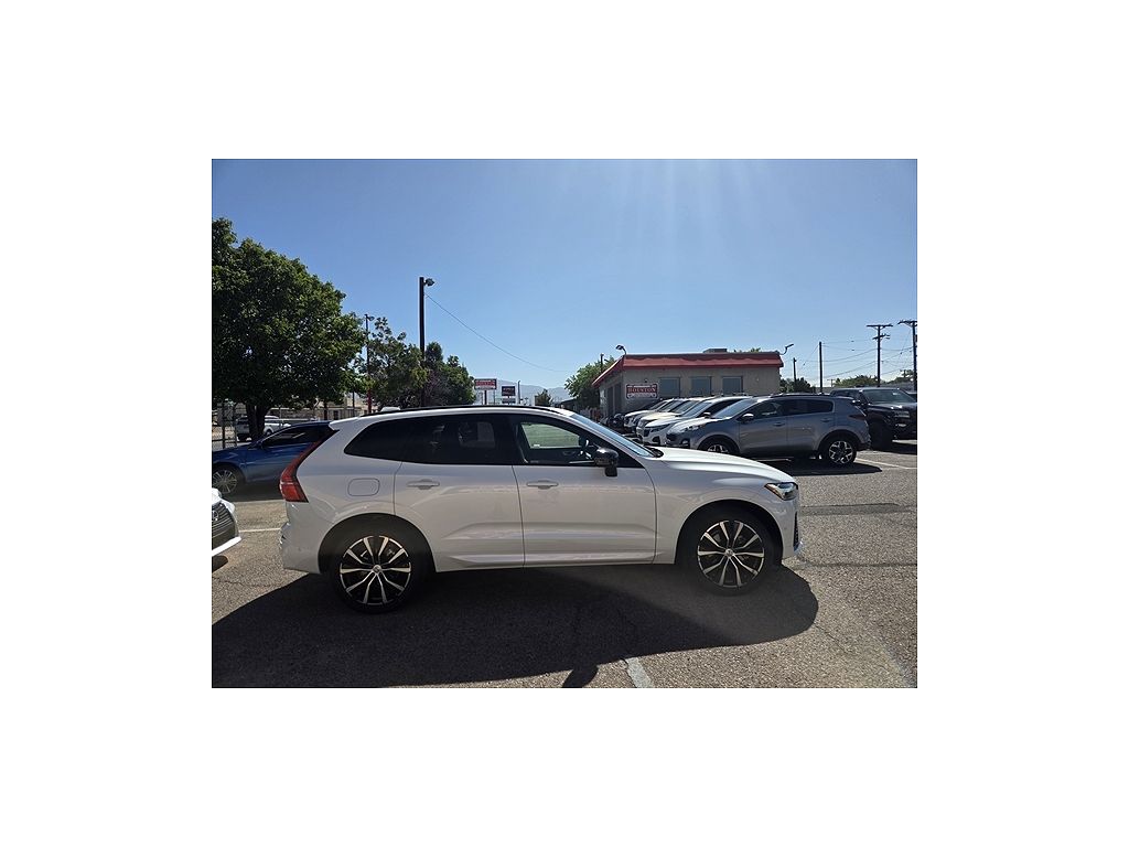 2023 Volvo XC60 B5 Ultimate Dark