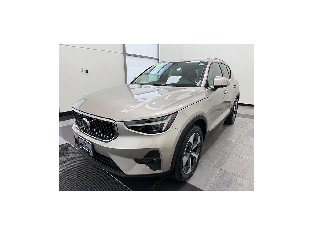 2023 Volvo XC40 B5 Ultimate Bright