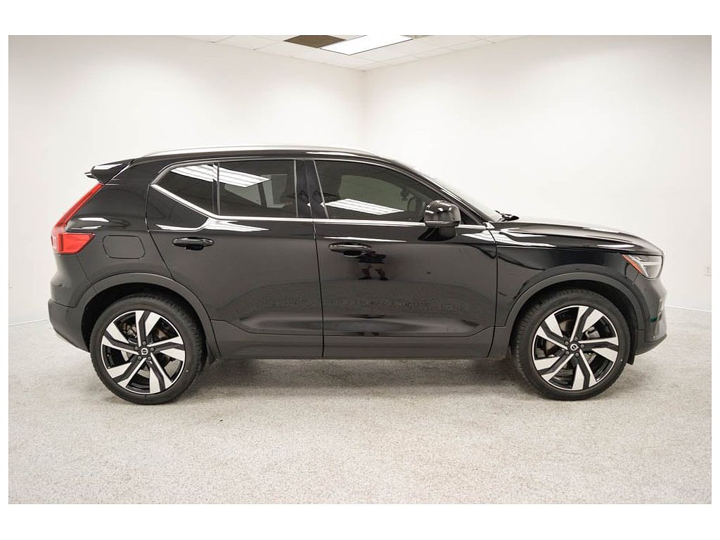 2023 Volvo XC40 B5 AWD Ultimate Bright