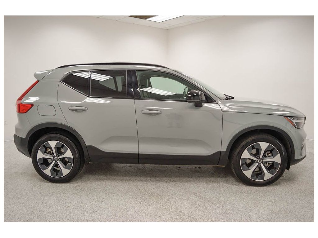 2026 Volvo XC40 B5 Plus