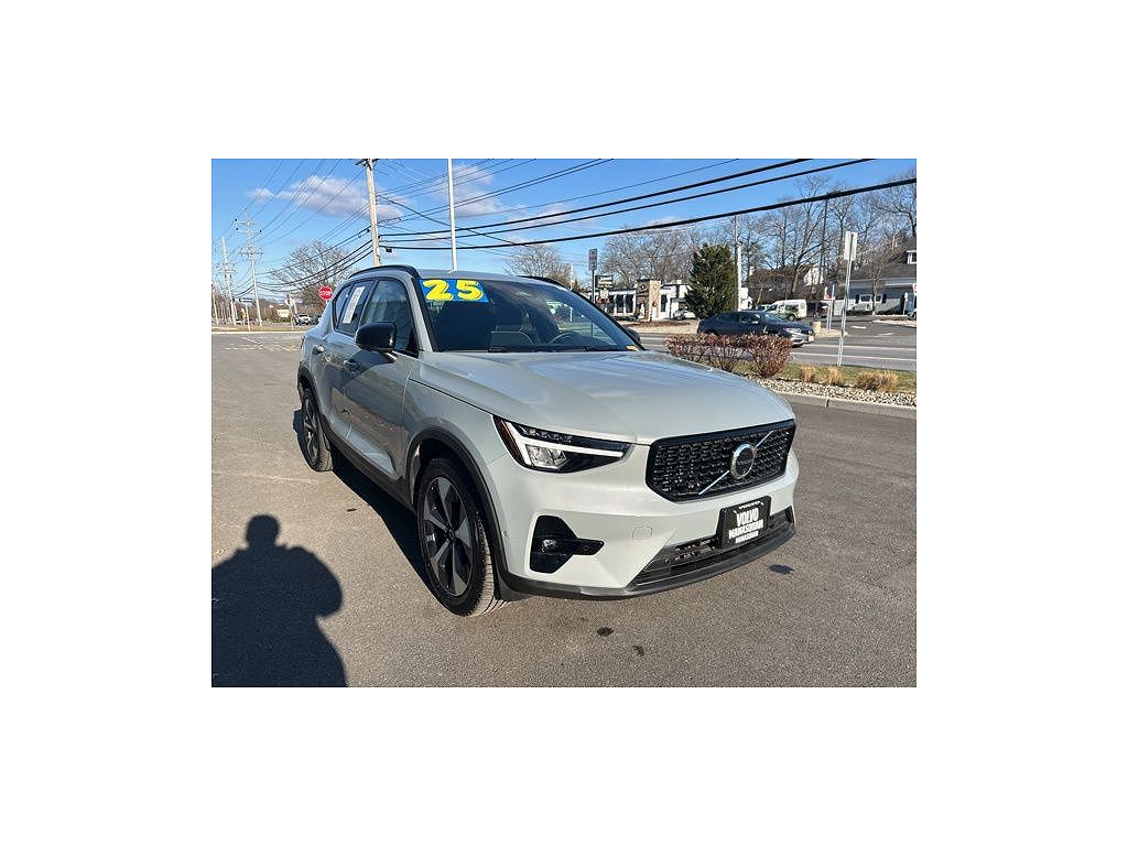 2025 Volvo XC40 B5 Plus Dark
