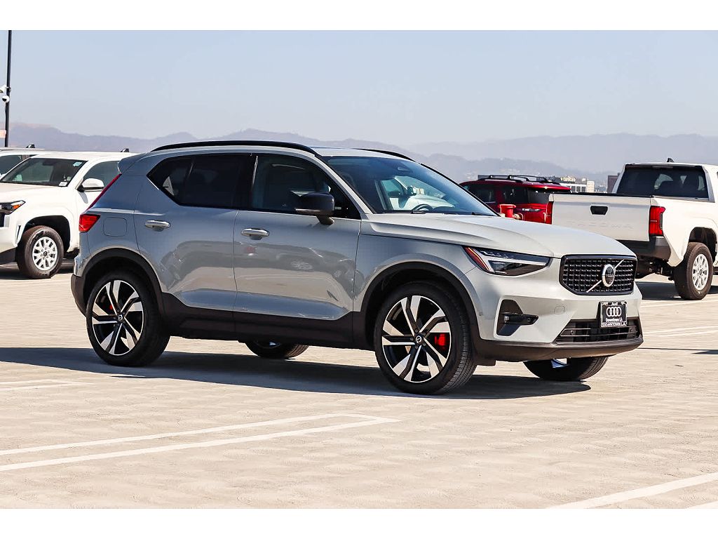 2025 Volvo XC40 B5 Plus Dark