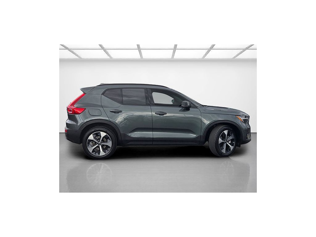 2026 Volvo XC40 B5 Plus