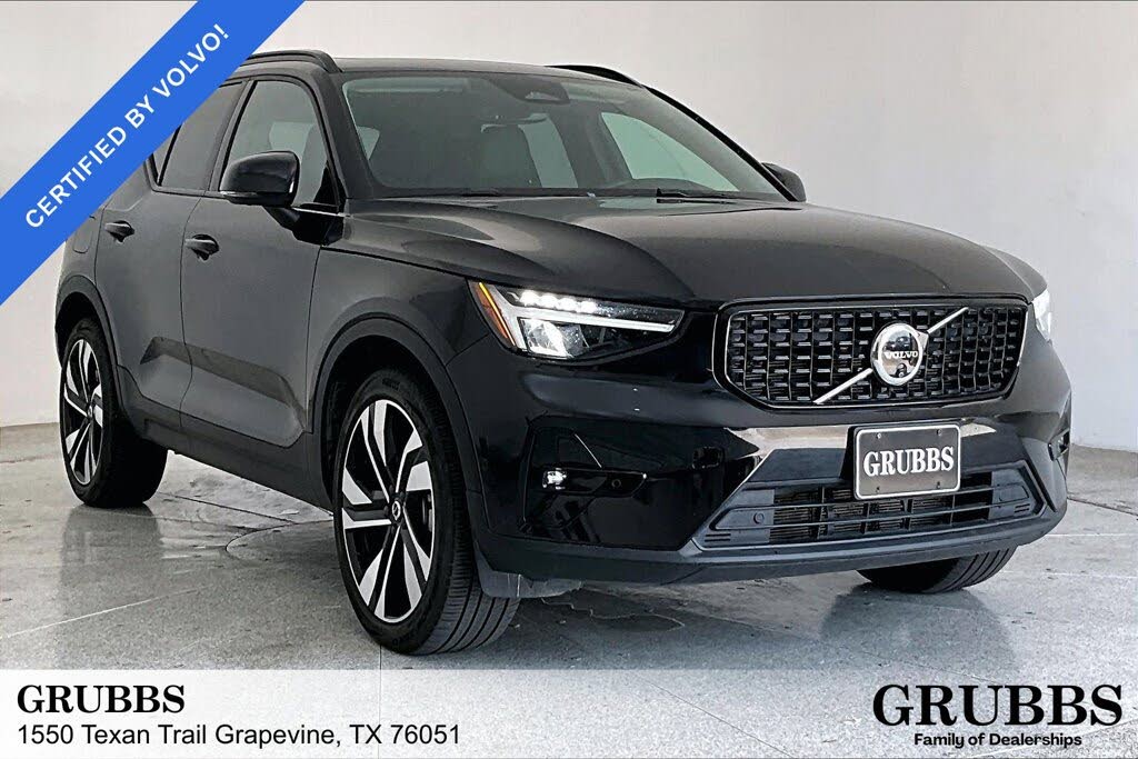2025 Volvo XC40 B5 Plus Dark