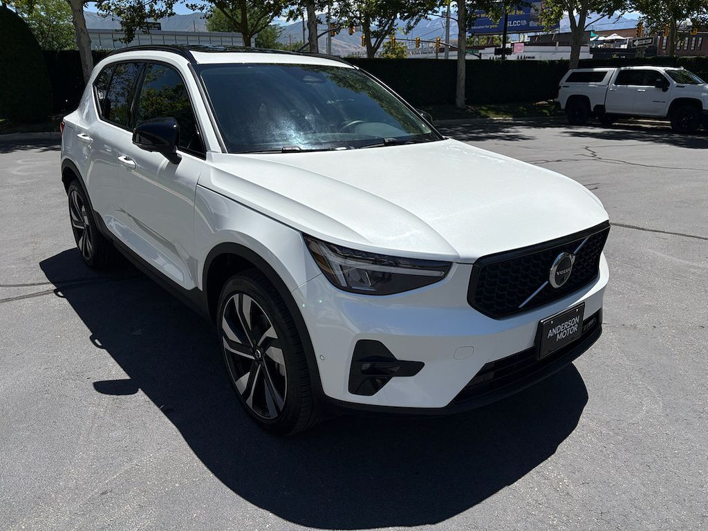 2025 Volvo XC40 B5 Plus Dark