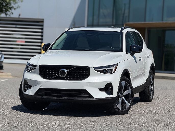 2025 Volvo XC40 B5 Plus Dark