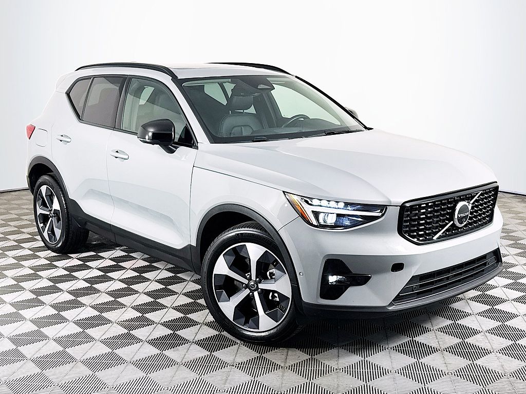 2026 Volvo XC40 B5 Plus