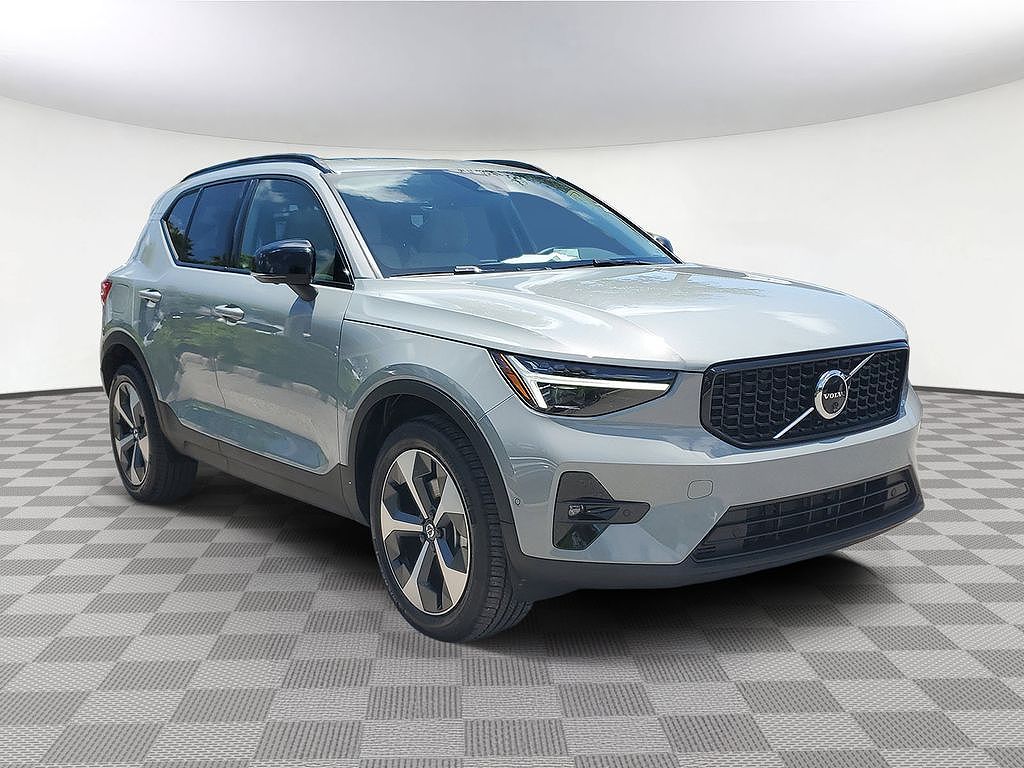 2026 Volvo XC40 B5 Plus
