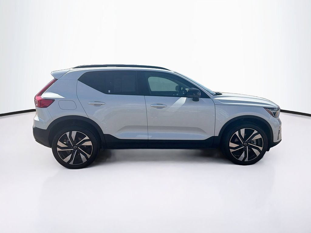 2025 Volvo XC40 B5 Plus Dark