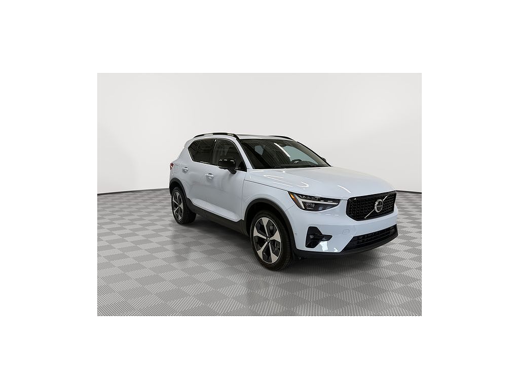2026 Volvo XC40 B5 Plus