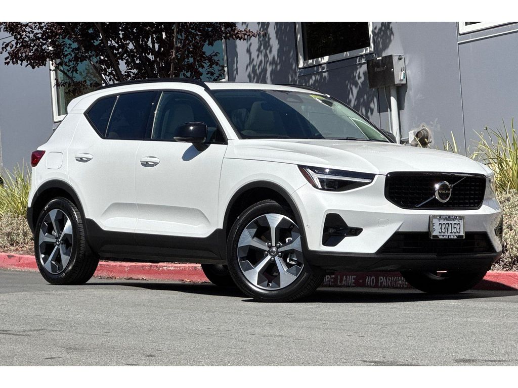 2026 Volvo XC40 B5 Plus
