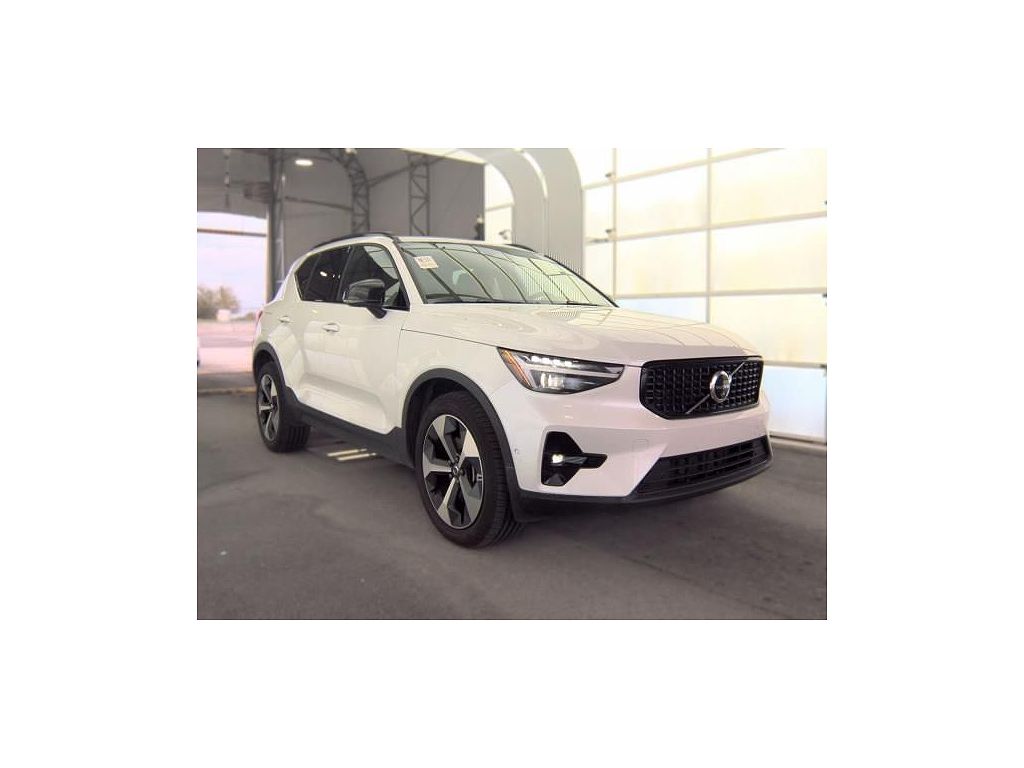 2026 Volvo XC40 B5 Plus