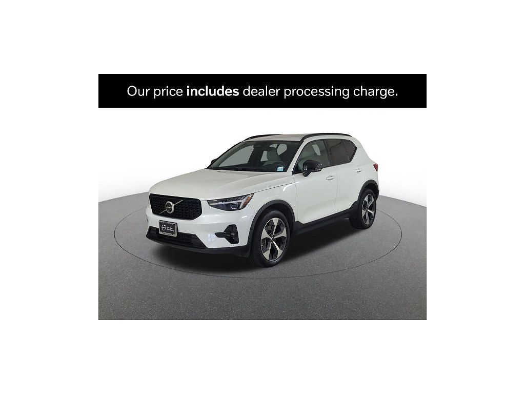 2025 Volvo XC40 B5 Plus Dark Theme