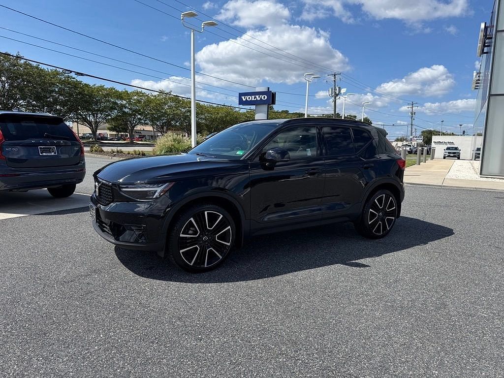 2025 Volvo XC40 B5 Plus Dark