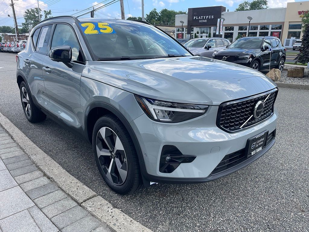 2025 Volvo XC40 B5 Plus Dark