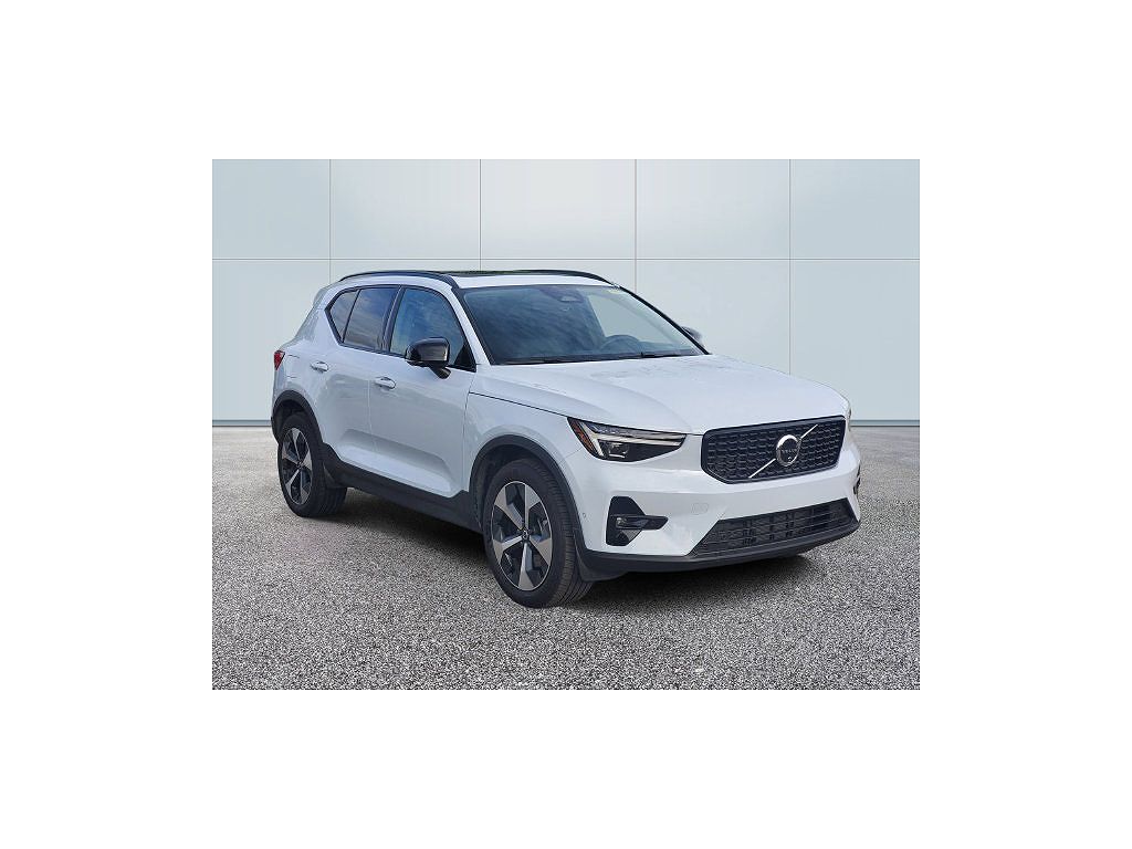 2026 Volvo XC40 B5 Plus