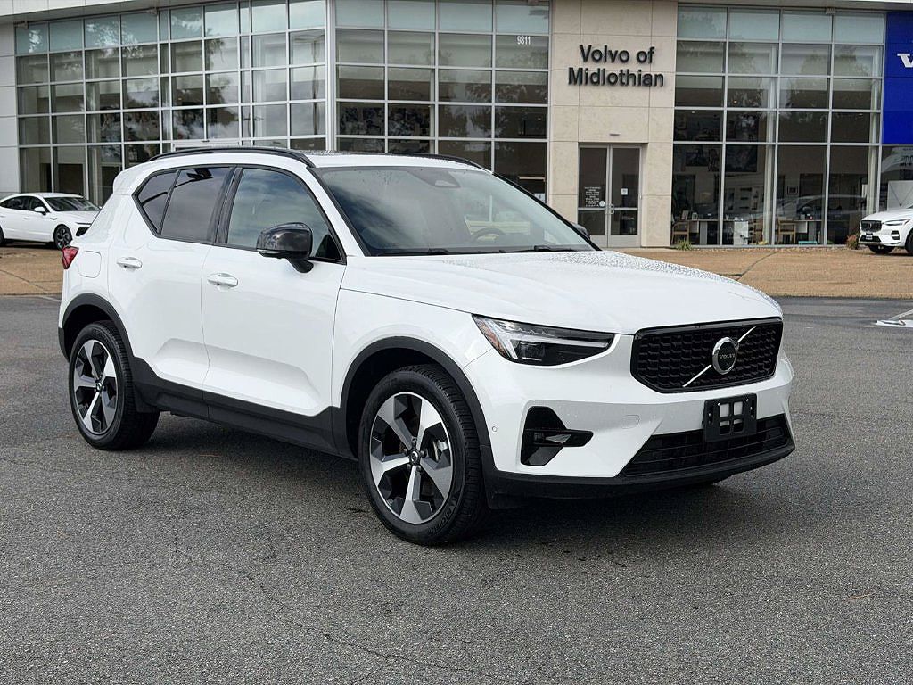 2026 Volvo XC40 B5 Plus