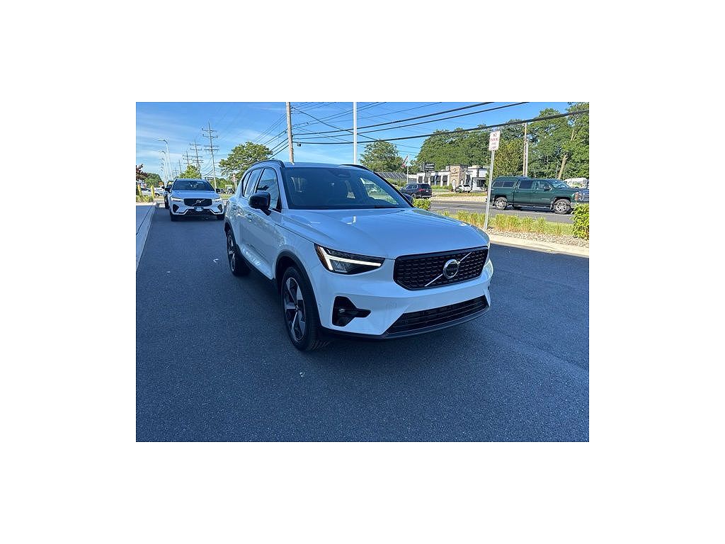 2025 Volvo XC40 B5 Plus Dark