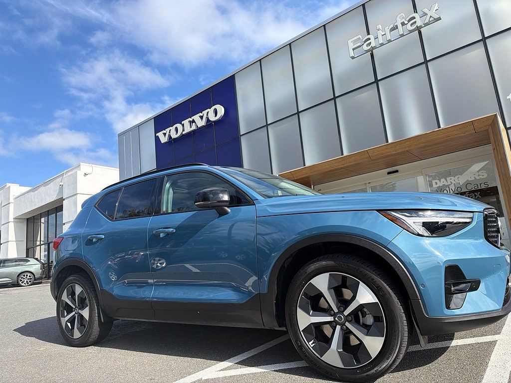 2025 Volvo XC40 B5 Plus Dark