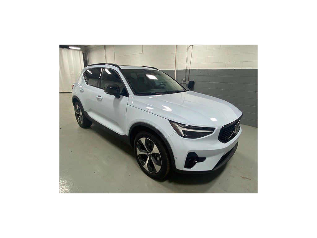 2026 Volvo XC40 B5 Plus