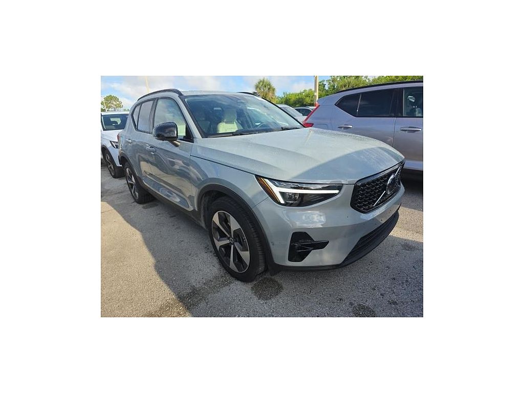 2026 Volvo XC40 B5 Plus