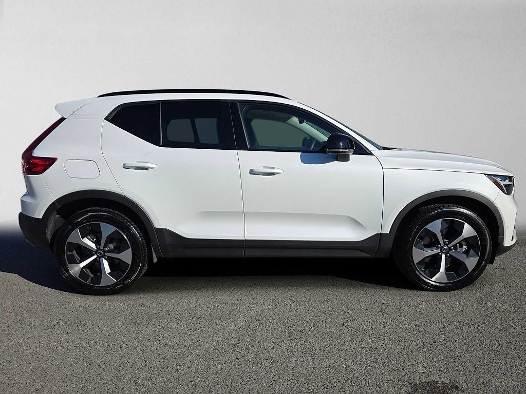 2026 Volvo XC40 B5 Plus
