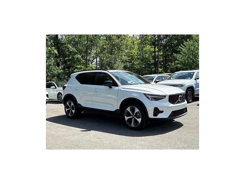 2025 Volvo XC40 B5 Plus Dark Theme