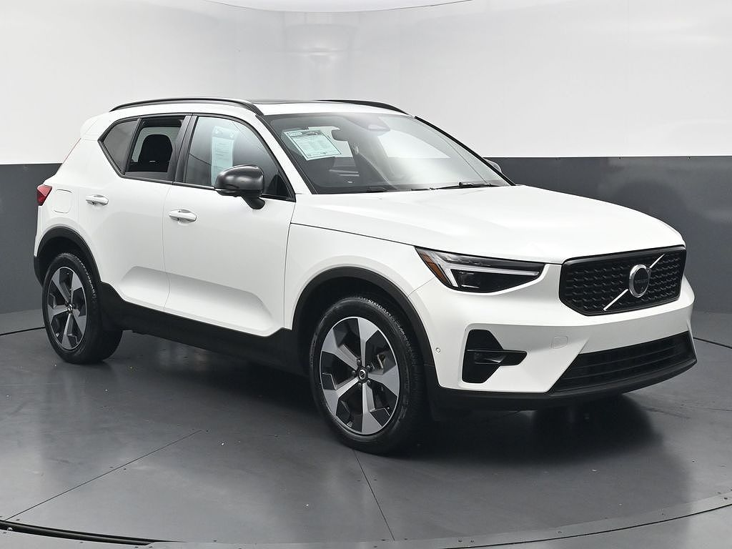 2026 Volvo XC40 B5 Plus