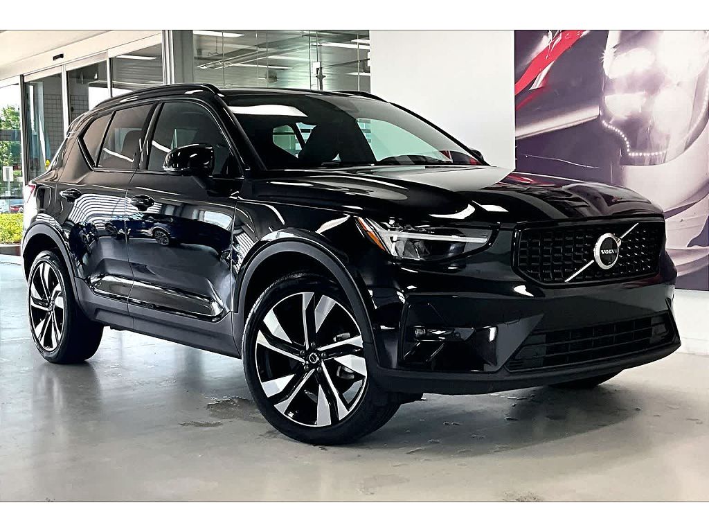 2025 Volvo XC40 B5 Plus Dark