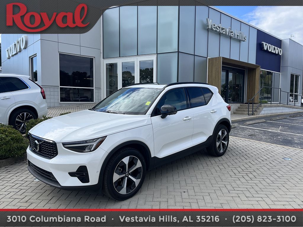 2025 Volvo XC40 B5 Plus Dark