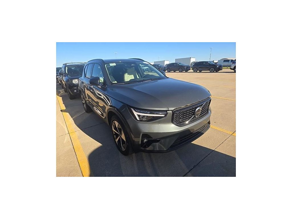 2026 Volvo XC40 B5 Plus