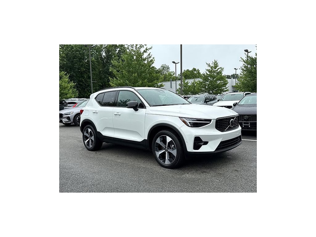 2026 Volvo XC40 B5 Plus