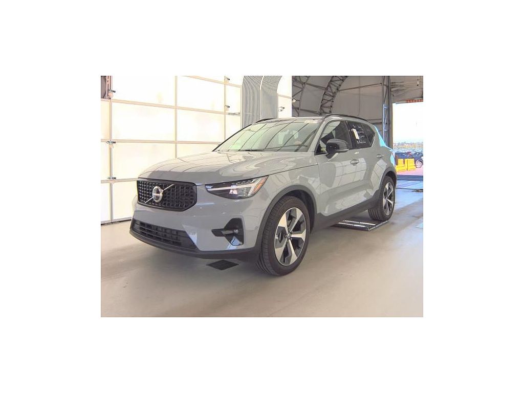 2026 Volvo XC40 B5 Plus