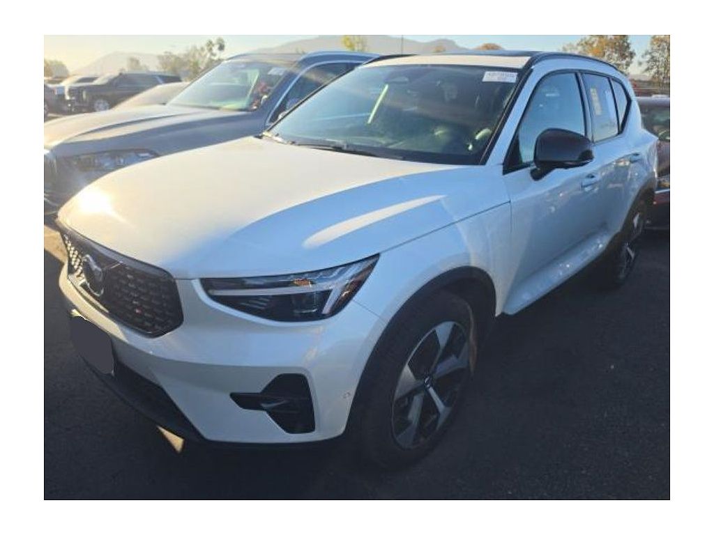 2026 Volvo XC40 B5 Plus