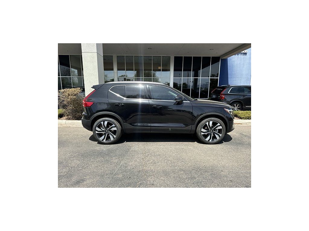2024 Volvo XC40 B5 Plus Bright
