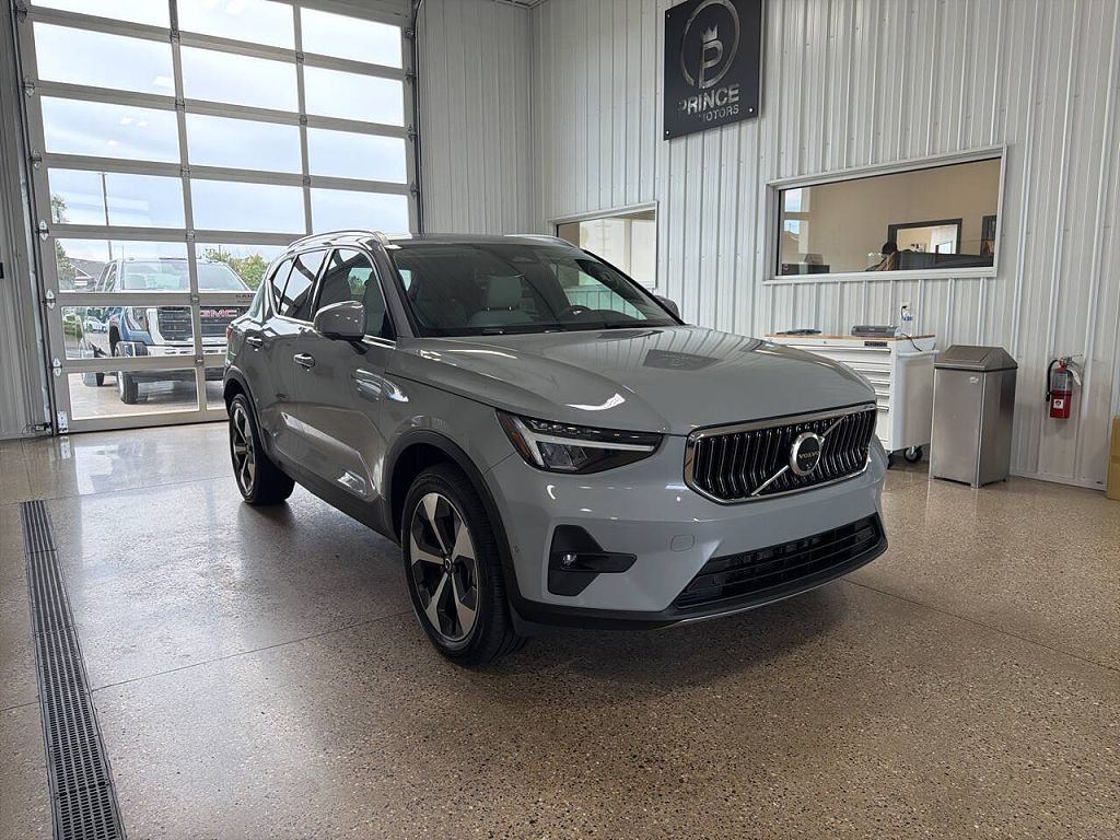 2024 Volvo XC40 B5 Plus Bright