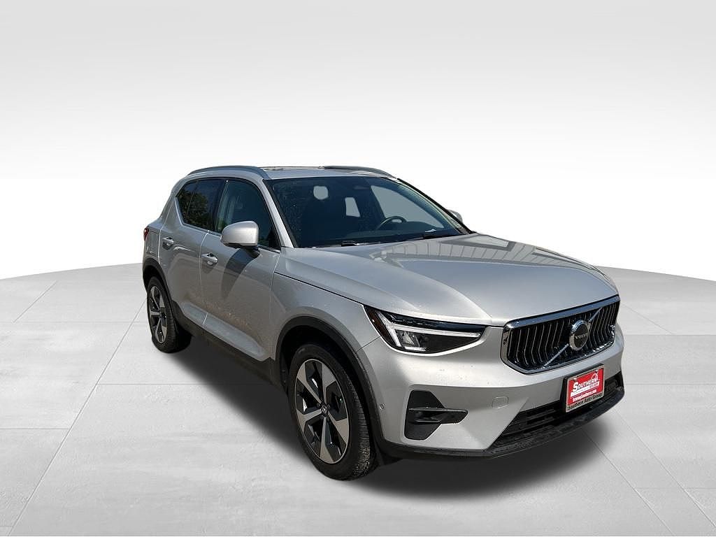 2025 Volvo XC40 B5 Plus Bright