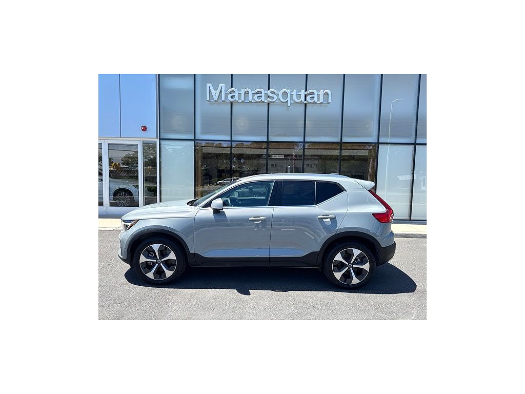 2025 Volvo XC40 B5 Plus Bright Theme